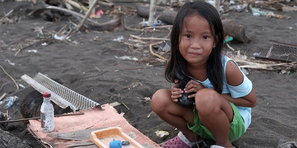 Honderdduizenden kinderen in Azië en Centraal-Amerika getroffen door natuurgeweld