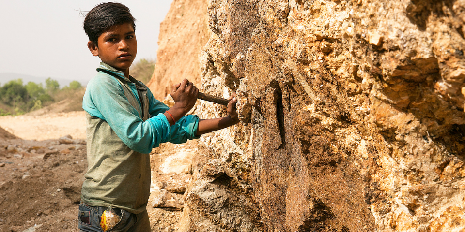 Rajat (12) werkt al zes jaar in de mijnen van India