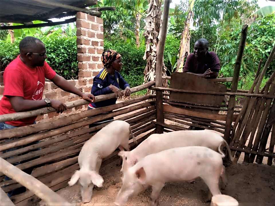 Varkensslagerij “Dewez Youth Pork Butchery” in Oeganda