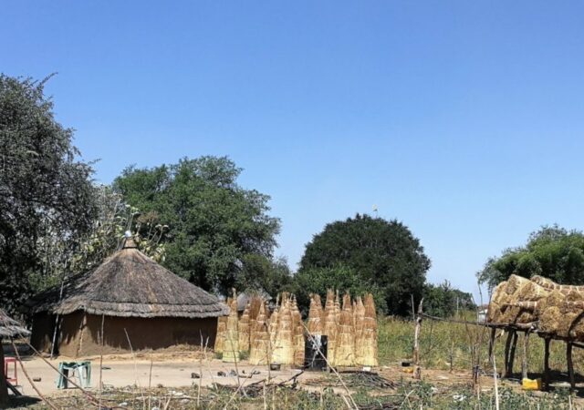 niet-afgebouwd-dorp-zuid-Soedan-1440×600-1