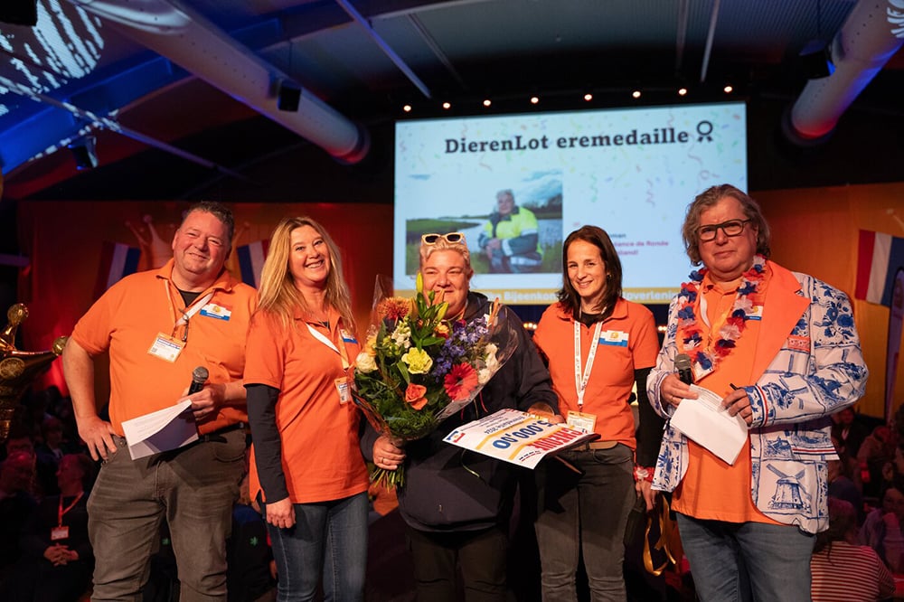 Miriam Bosman Dierenambulance Ronde Venen ontvangt DierenLot eremedaille